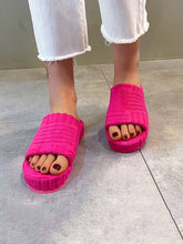 Pantuflas de tela de toalla con suela gruesa y punta redonda